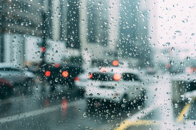 městský provoz za deště