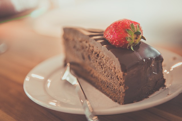 čokoládový dort s jahodou.jpg