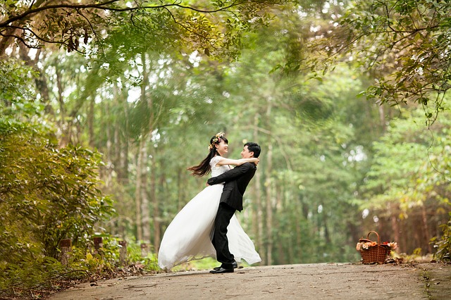 nevěsta a ženich v lese.jpg