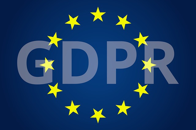 nápis GDPR na tmavě modrém pozadí s hvězdami EU